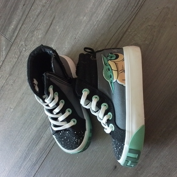 kids size 8 toddlers The Mandalorian high top zip sneakers baby Yoda - Picture 2 of 7